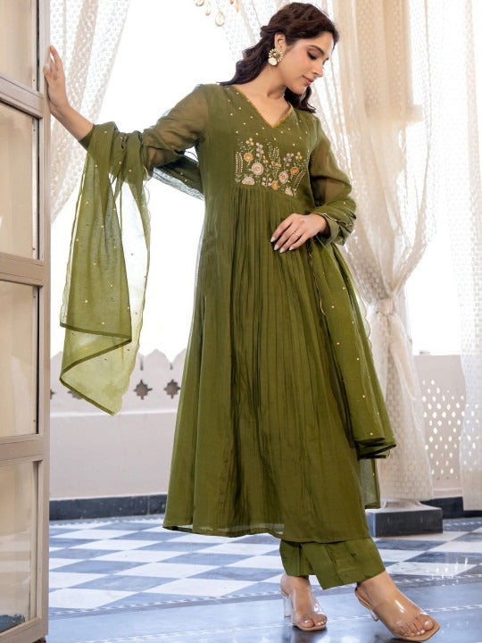 Women Floral Embroidered Panelled Thread Work Kurta with Trousers & With Dupatta