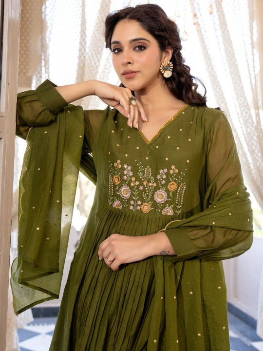Women Floral Embroidered Panelled Thread Work Kurta with Trousers & With Dupatta