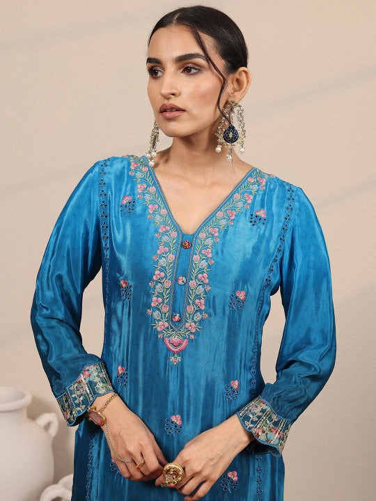 Women Floral Embroidered Regular Thread Work Silk Crepe Kurta with Trousers & With Dupatta
