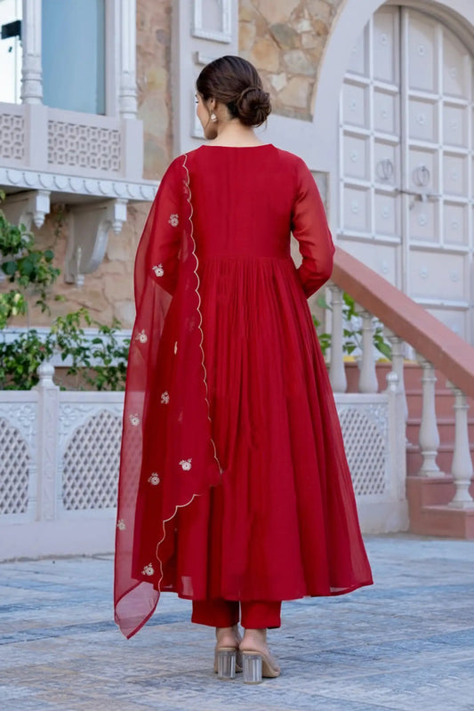 Women Silk Blend Kurta Pant Dupatta Set