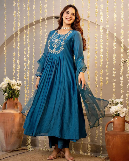 Women Silk Blend Kurta Pant Dupatta Set
